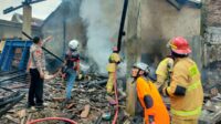 Proses pemadaman api kebakaran gudang di Kecamatan Wagir. (ist) - Lalai Saat Bakar Sampah, Gudang Penyimpanan Turut Terbakar