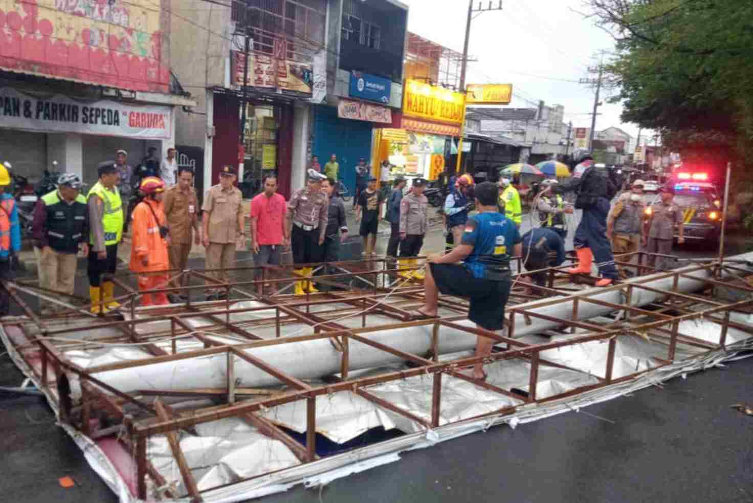 Papan Baliho di Singosari Roboh Setelah Diterjang Hujan dan Angin Kencang