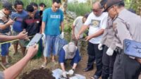 Proses pemeriksaan pada kerangka yang sempat diduga bayi. (ist) - Curiga Diduga Bayi, Polisi Bongkar Makam Kerangka yang Ditemukan Warga di Bantur