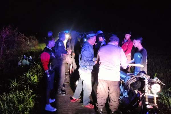 Proses pengaman para terduga pembalap dan kendaran yang digunakan balapan. (ist) - Enam Unit Motor dan Diduga 10 Pembalap Liar Diamankan di Tajinan