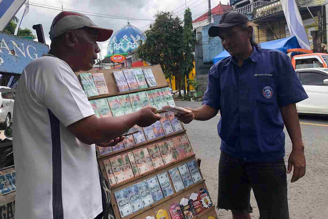 Uang Pecahan Kecil Langka, Penyedia Jasa Penukaran Pinggir Jalan Kulak Dari Pasuruan