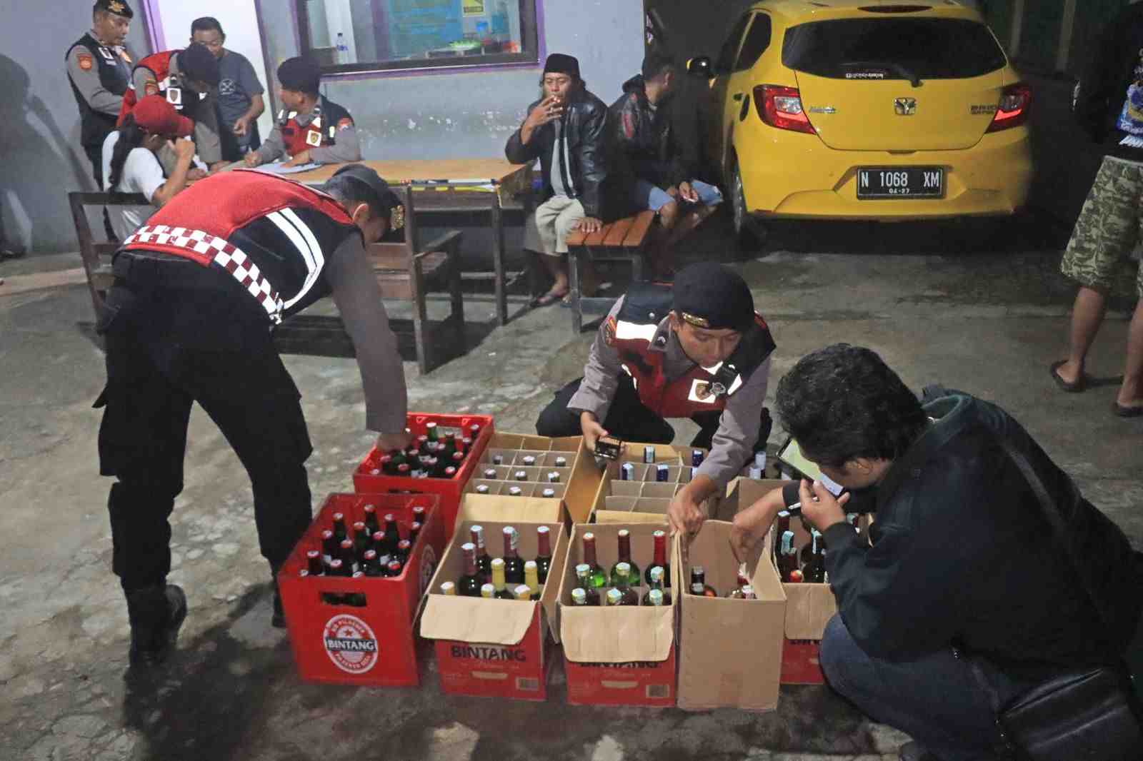 Polres Malang Sita Ratusan Botol Miras dan Data Belasan LC Yang Disediakan di Dua Cafe Pakisaji