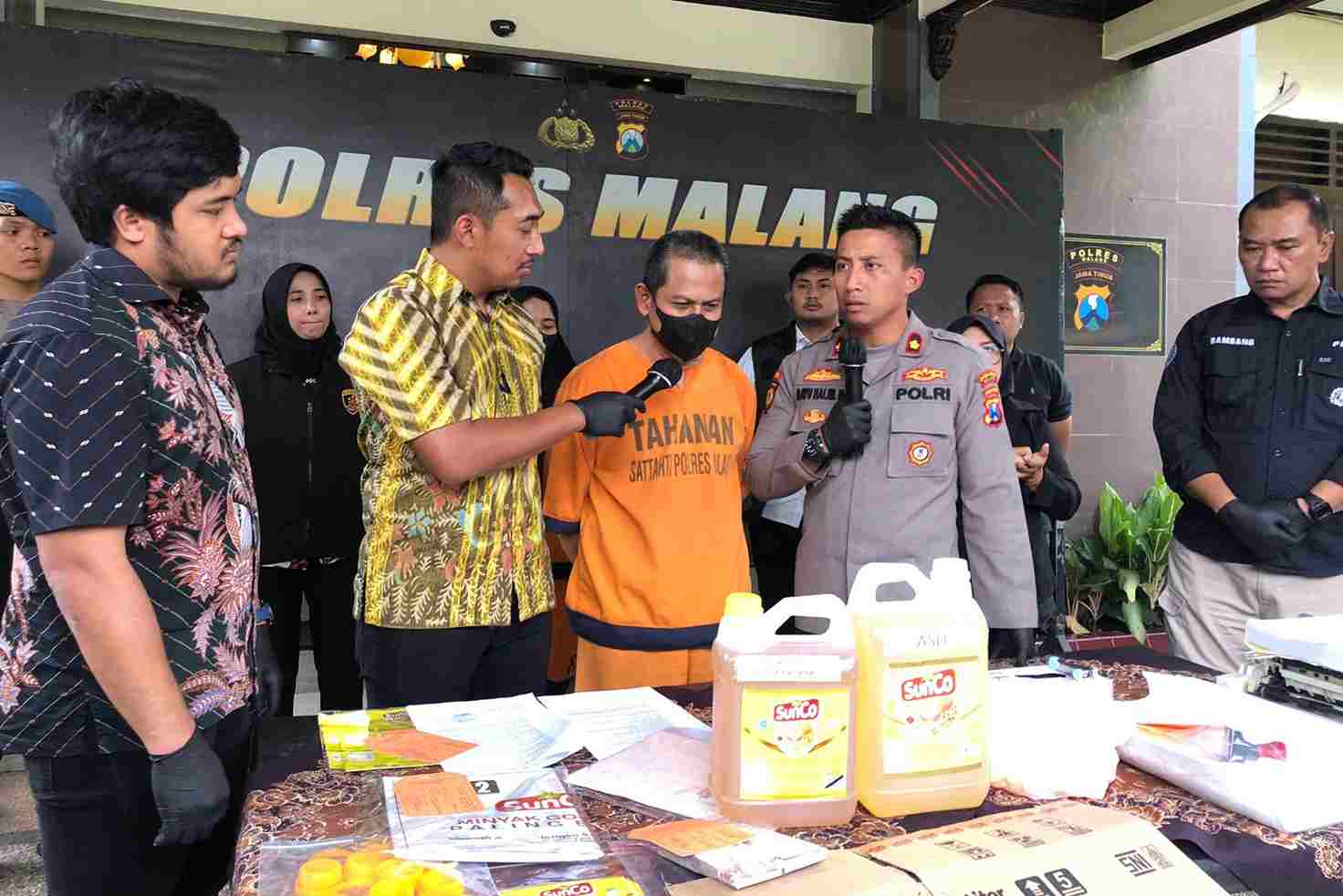 Pasutri di Karangploso Ditangkap Polisi Karena Pemalsuan Minyak SunCo
