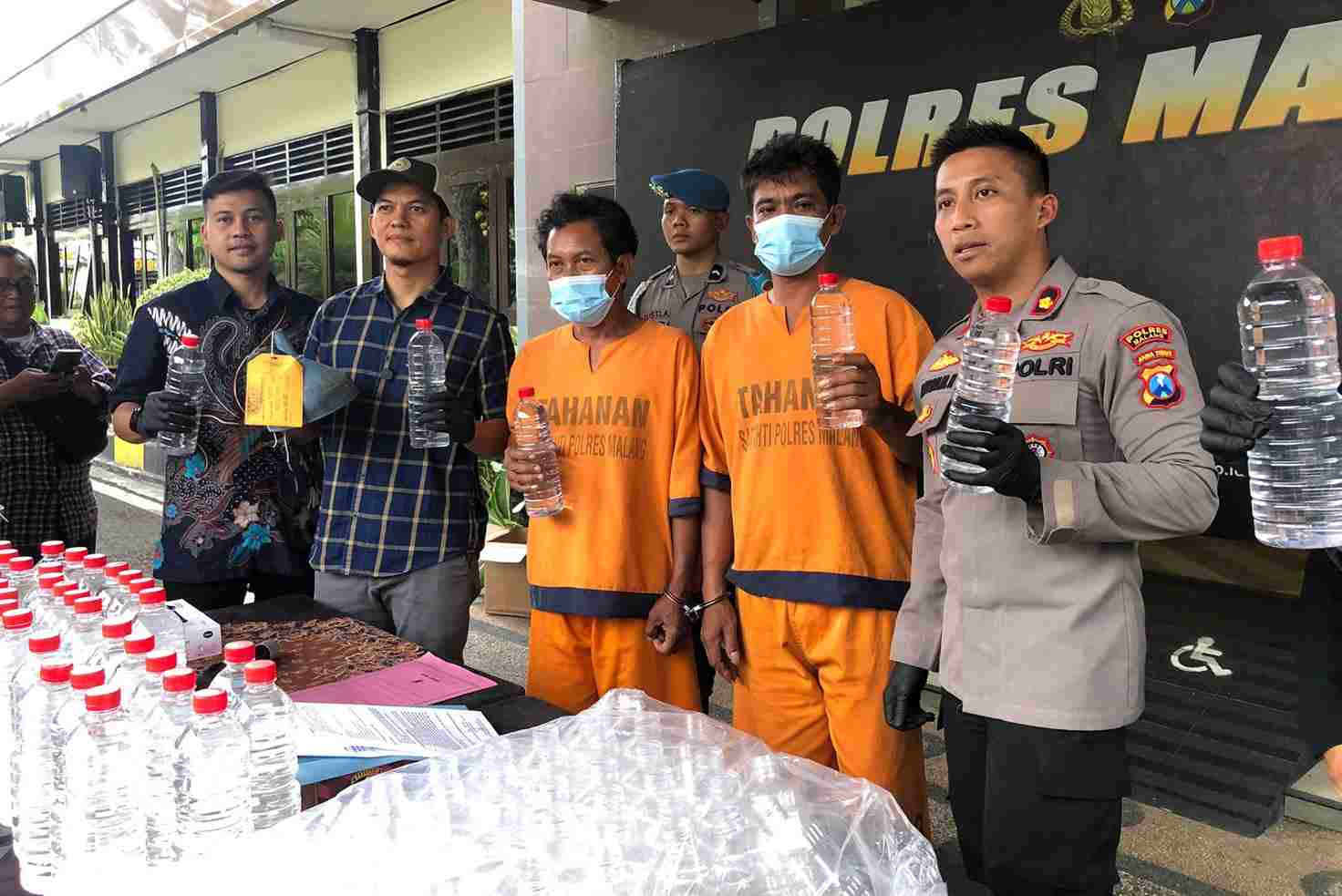 Polisi Ringkus Pembuat dan Pengedar Miras Trobas di Bantur, Amankan 260 Liter Barang Bukti