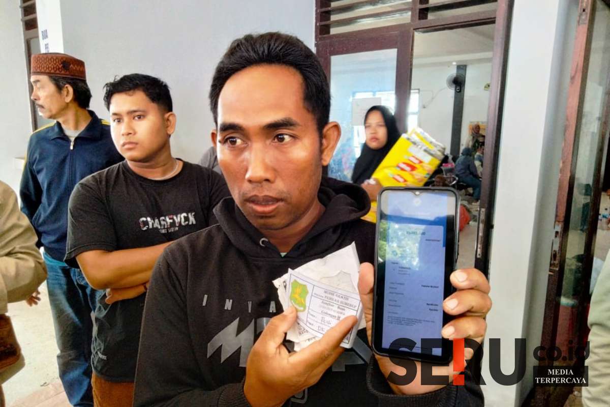 Rudi (43), warga Kecamatan Raas, Kabupaten Sumenep saat menunjukkan tiket gratis dan Bukti pembayaran. (Seru.co.id/aza) - Tiket Mudik Gratis Situbondo - Sumenep Diperjualbelikan