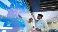 SVP Head of Network Operations Indosat Ooredoo Hutchison Raden Tofan (kiri) dan President Director & Chief Executive Officer Indosat Ooredoo Hutchison Vikram Sinha saat memantau monitor sistem operasi jaringan yang diperkuat dengan AI dan cognitive learning yang dinamakan INFINITE. (ist) - Indosat Ooredoo Hutchison Perkuat Jaringan dengan AI, Siap Hadapi Lonjakan Trafik Lebaran