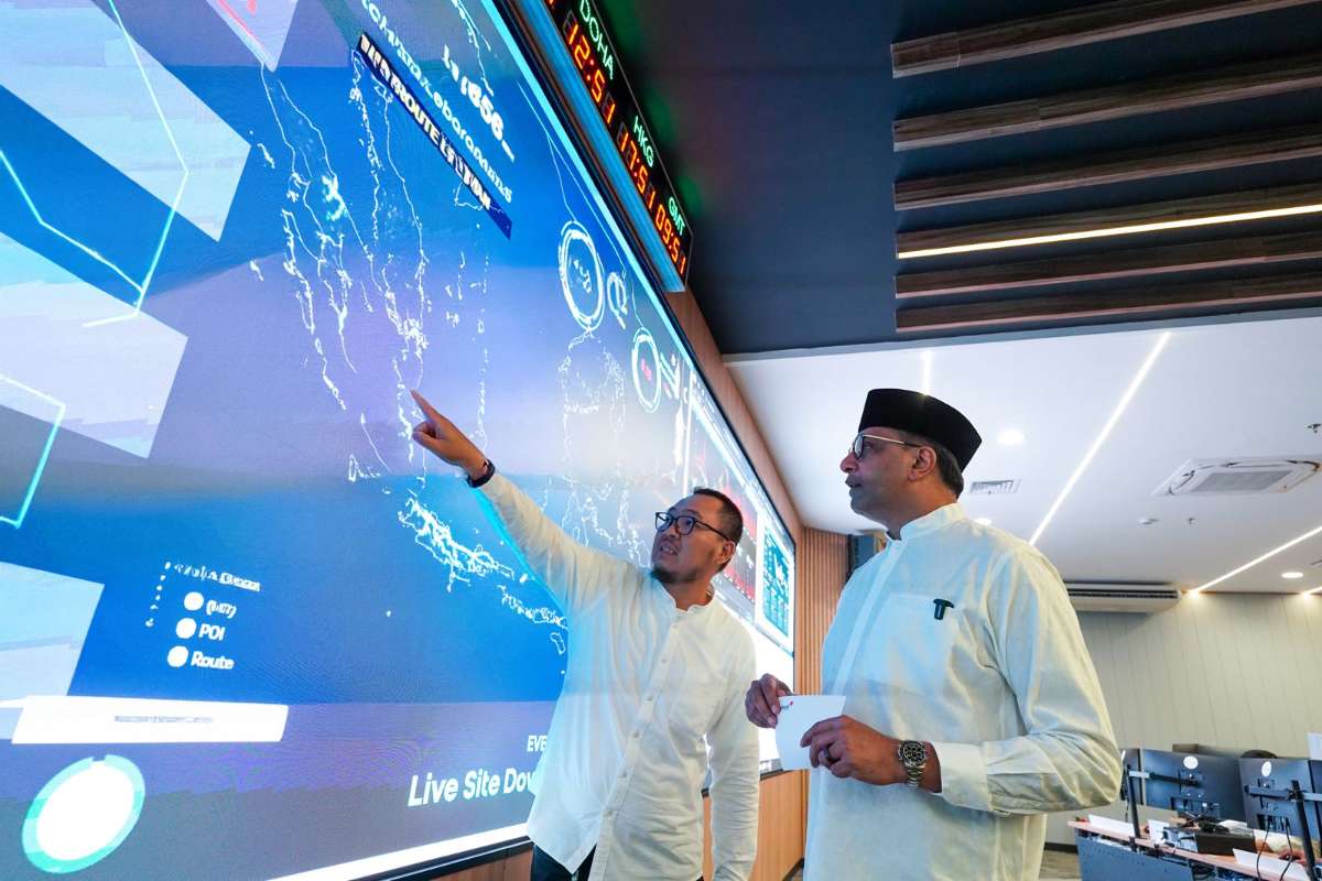 SVP Head of Network Operations Indosat Ooredoo Hutchison Raden Tofan (kiri) dan President Director & Chief Executive Officer Indosat Ooredoo Hutchison Vikram Sinha saat memantau monitor sistem operasi jaringan yang diperkuat dengan AI dan cognitive learning yang dinamakan INFINITE. (ist) - Indosat Ooredoo Hutchison Perkuat Jaringan dengan AI, Siap Hadapi Lonjakan Trafik Lebaran