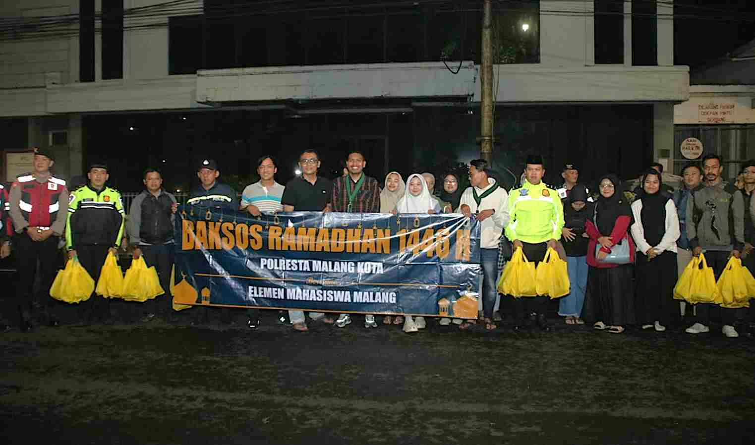 Sahur On The Road, Polresta Malang Kota Gandeng Mahasiswa Berbagi Makanan