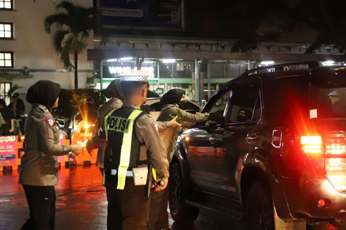 Sahur On The Road diiringi kegiatan berbagi makanan sahur kepada masyarakat. (Ist) - Polresta Malang Kota Sahur On The Road Bersama Forkopimda dan TNI-Polri