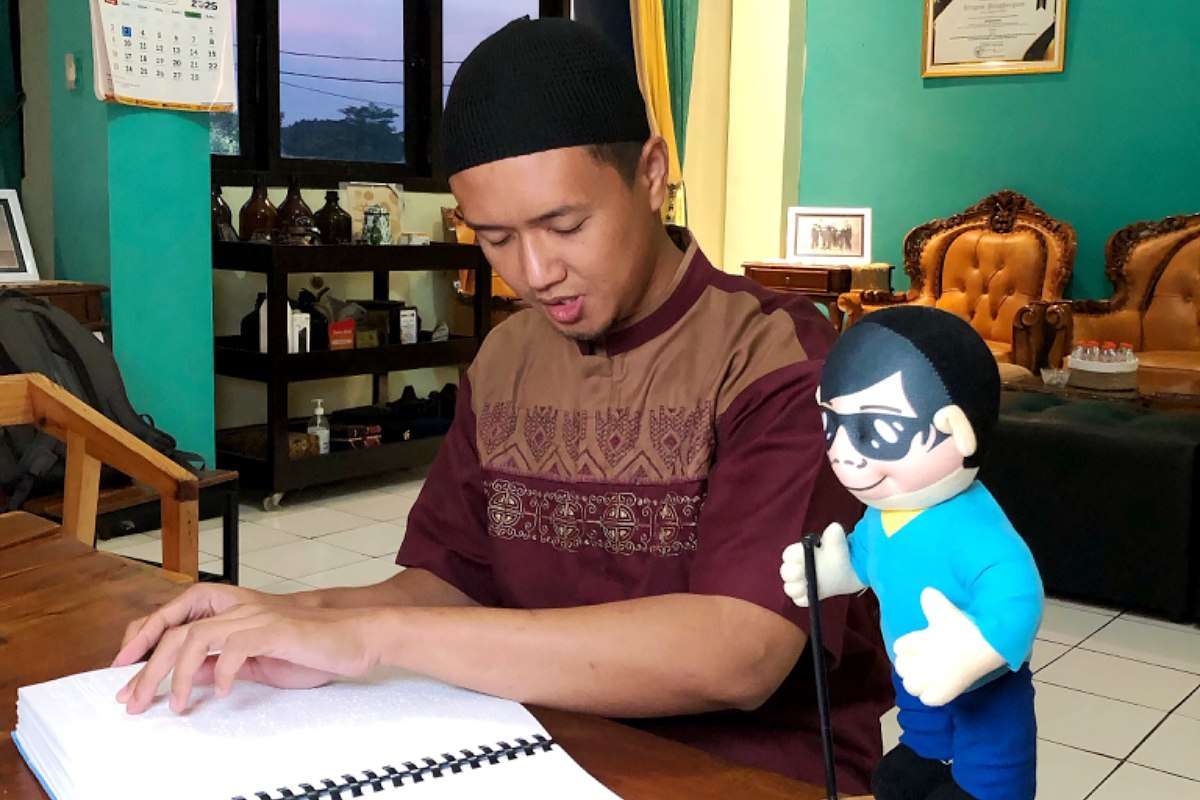 Salah satu distra, Firdaus melantunkan indah ayat suci Al-Qur'an Braille. (ist) - Bagai Cahaya di Ujung Jari Para Distra Melantunkan Al-Qur'an Braille Bantuan PJT 1