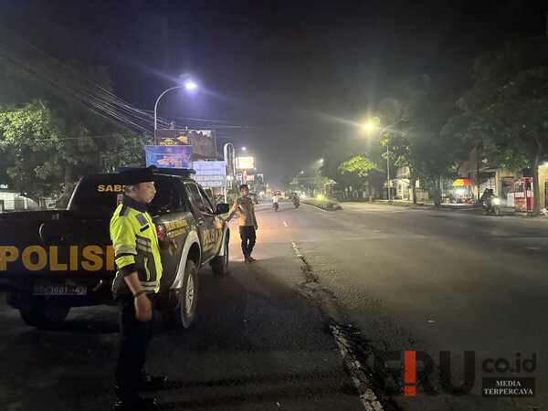 Satsamapta Polres Situbondo semakin mengintensifkan kegiatan Patroli Biru di berbagai titik strategis di wilayah hukum Polres Situbondo. Seru.co .idaza Polres Situbondo Gencar Patroli Biru, Ciptakan Kamtibmas Kondusif Jelang Lebaran
