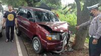 Diduga Mengantuk, Kijang Tabrak Lapak Takjil dan Pohon di Gadang
