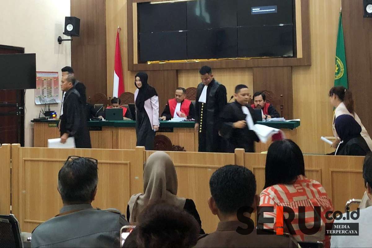 Shandy Purnamasari sebagai saksi persidangan. (wul) - Owner MS Glow Menangis Saat Memberi Keterangan Unggahan Isa Zega Menyumpahi Anaknya Cacat