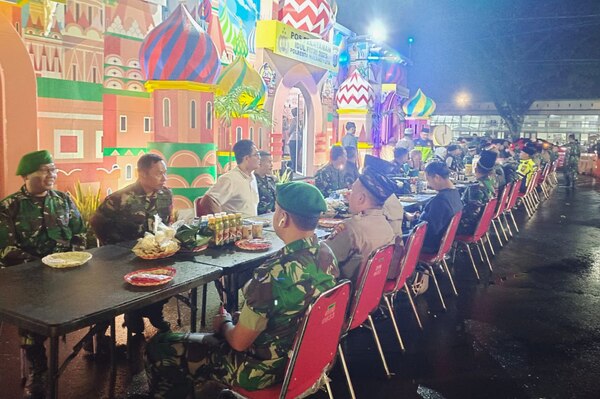 TNI-Polri dan Forkopimda Kota Malang Sahur Bersama di Posyan Stasiun Kota Malang