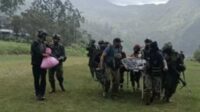 TNI saat mengevakuasi korban serangan OPM di Yahukimo. (ist) - OPM Bakar Sekolah dan Fasilitas Kesehatan, Satu Guru Tewas dan Enam Luka-Luka