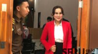 Terdakwa Isa Zega saat keluar dari ruang pengadilan. (wul) - Eksepsi Ditolak, Isa Zega Terima Lapang Dada