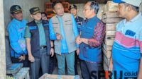 Wahyu Hidayat memastikan harga jual telur peternak yang menurun tidak mempengaruhi harga jual pasar. (ws13) - Wali Kota Malang Temukan Harga Telur Peternak Menurun, Namun Pasaran Masih Tinggi