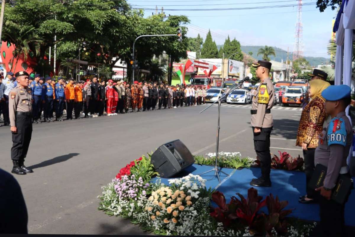Wakapolres Batu didampingi Wabup Malang dan Wawali Batu memimpin Apel Gelar Pasukan Operasi Ketupat Semeru. (ist) - Apel Gelar Pasukan Tandai Dimulainya Operasi Ketupat Semeru 2025 di Kota Batu