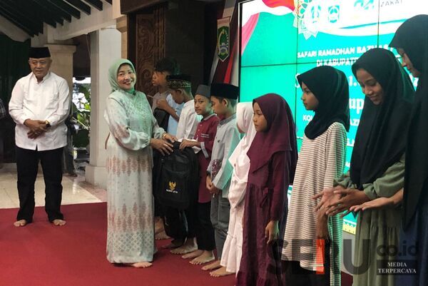 Baznas Jatim dan Pemkab Malang Beri Santunan Kepada Seribu Anak Yatim 1 Baznas Jatim dan Pemkab Malang Beri Santunan Kepada Seribu Anak Yatim