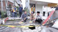 Wali Kota Batu, Nurochman mengamati kerusakan pada jembatan Suropati yang membahayakan pengguna jalan. (ist) - Pemerintah Kota Batu Prioritaskan Perbaikan Jembatan Suropati Demi Keselamatan dan Kelancaran Arus Mudik Lebaran