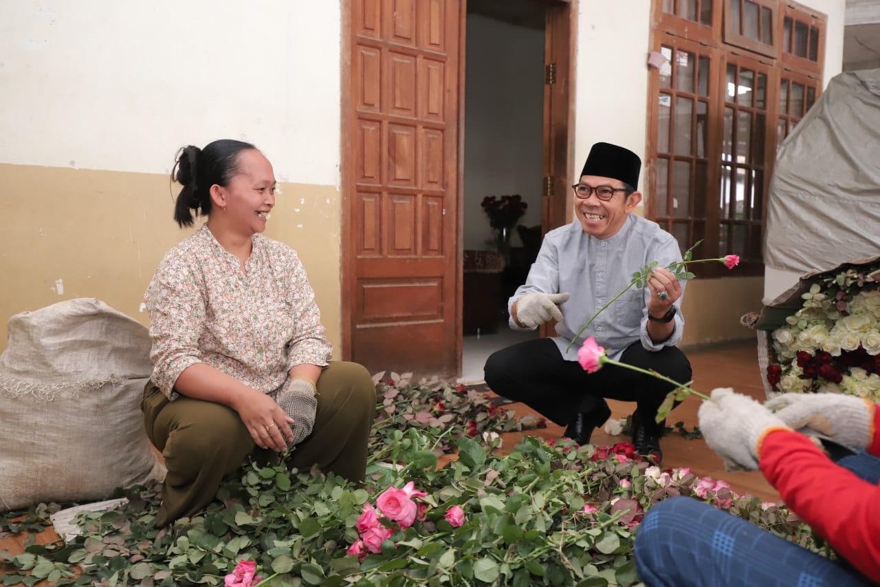 Wali Kota Batu Terkesan Abi Florist, Kriyabunga Potong dari Desa Gunungsari