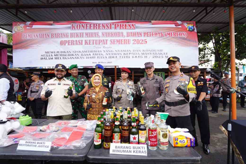 Wawali Bersama Wakapolres Batu dan Wabup Malang Musnahkan Hasil Operasi Pekat Semeru 2025