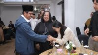 Wali Kota Batu bersama Ketua Paguyuban PKL Pelaku Niaga Sipil (PNS) Alun-Alun Batu. (ist) - Silaturahmi Wali Kota dan Wakil Wali Kota Batu dengan Persikoba dan PNS Alun-Alun