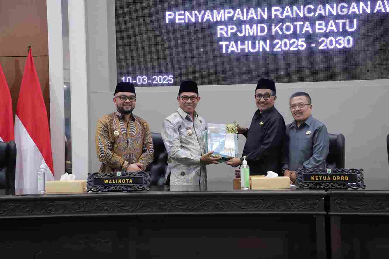 Rapat Paripurna DPRD, Wali Kota Batu Sampaikan Rancangan Awal RPJMD Tahun 2025-2030