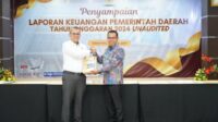 Wali Kota Batu serahkan LKPD Unaudited kepada Kepala BPK RI Perwakilan Jatim. (ist) - Sampaikan LKPD Unaudited, Wali Kota Batu Berharap Peroleh WTP Lagi