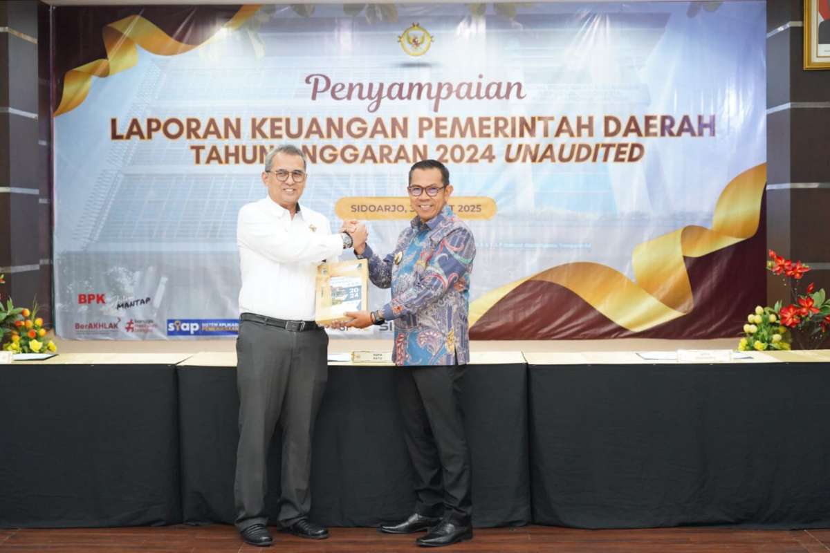Wali Kota Batu serahkan LKPD Unaudited kepada Kepala BPK RI Perwakilan Jatim. (ist) - Sampaikan LKPD Unaudited, Wali Kota Batu Berharap Peroleh WTP Lagi