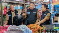Wali Kota Malang, Wahyu Hidayat, memantau harga cabai di Pasar Blimbing. (ws13) - Hari Keempat Ramadan, Wali Kota Malang Pastikan Kenaikan Harga Pangan Relatif Stabil