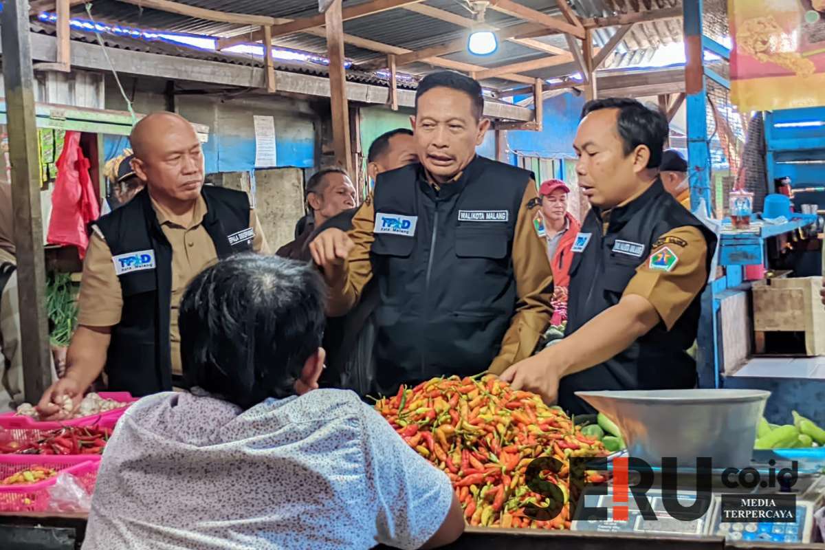 Wali Kota Malang, Wahyu Hidayat, memantau harga cabai di Pasar Blimbing. (ws13) - Hari Keempat Ramadan, Wali Kota Malang Pastikan Kenaikan Harga Pangan Relatif Stabil