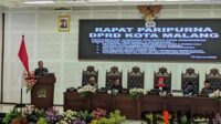 Wali Kota Malang, Wahyu Hidayat, memberi jawaban terhadap empat Ranperda. (ws13) - Tanggapi Empat Ranperda, Wali Kota Malang: Perubahan Bersifat Penyesuaian Regulasi Berlaku