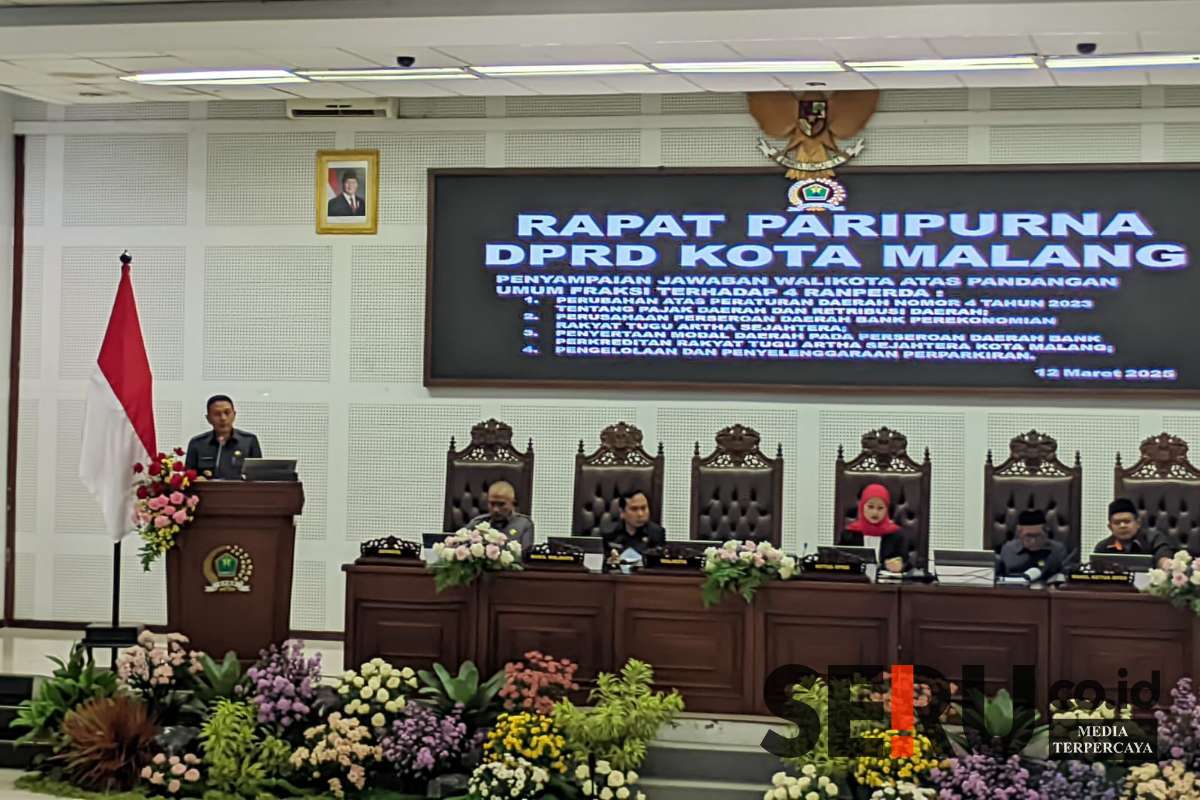 Wali Kota Malang, Wahyu Hidayat, memberi jawaban terhadap empat Ranperda. (ws13) - Tanggapi Empat Ranperda, Wali Kota Malang: Perubahan Bersifat Penyesuaian Regulasi Berlaku