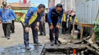 Wali Kota Malang, Wahyu Hidayat meninjau lokasi normalisasi drainase di kawasan Suhat. (ws13) - Normalisasi Drainase Suhat, Pemkot Malang Tertibkan Bangunan Liar Solusi Penebangan Pohon