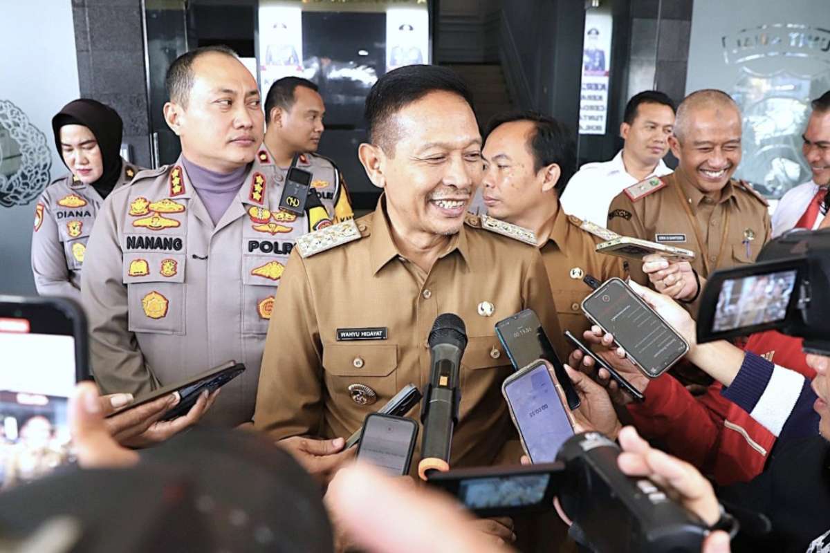 Wali Kota Malang, Wahyu Hidayat), menjawab pertanyaan awak media. (ist) - Polresta Malang Kota Jadi Jujugan Pertama Silaturami Wali Kota Malang ke Forkopimda