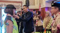 Wali Kota Malang, Wahyu Hidayat menyematkan pin kepada anggota Satgas Karya Bakti Pramuka. (ws13) - Dilepas Wali Kota Malang, Satgas Karya Bakti Pramuka Siap Bantu Pengamanan Lebaran