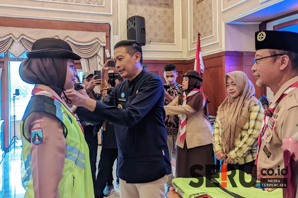 Wali Kota Malang, Wahyu Hidayat menyematkan pin kepada anggota Satgas Karya Bakti Pramuka. (ws13) - Dilepas Wali Kota Malang, Satgas Karya Bakti Pramuka Siap Bantu Pengamanan Lebaran
