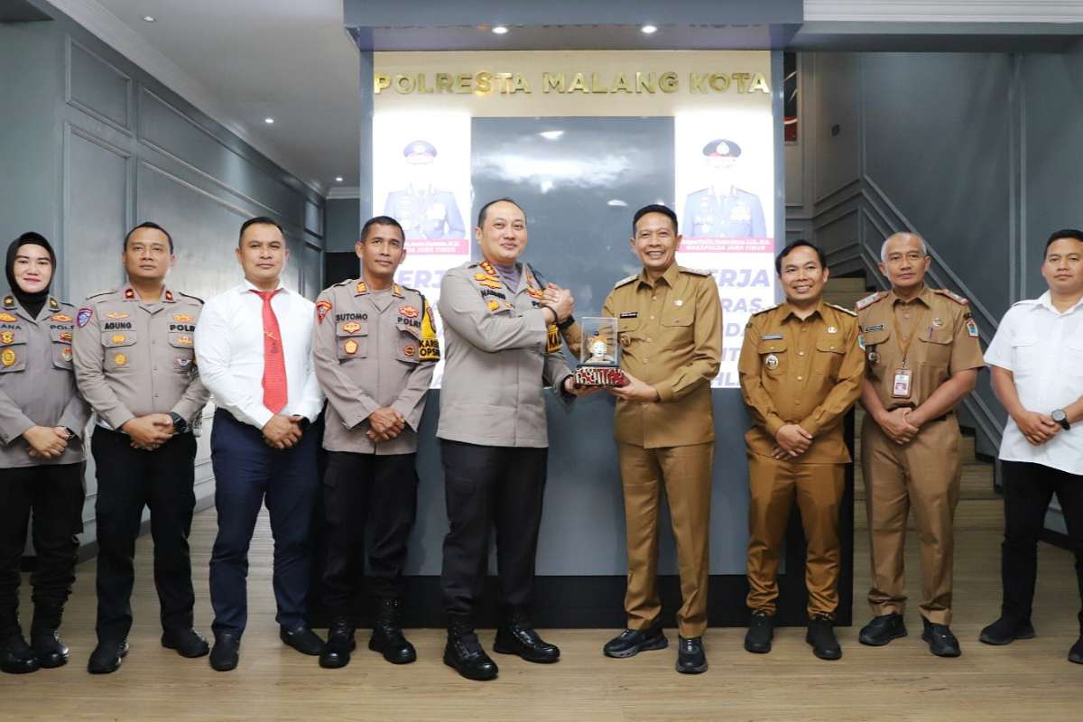 Wali Kota Malang Wahyu Hidayat menyerahkan cendera mata ke Kapolresta Malang Kota, Kombes Pol Nanang Haryono. (ist) - Hari Pertama Kerja, Wali Kota Malang Nuwun Sewu Ajak Sinergi Forkopimda