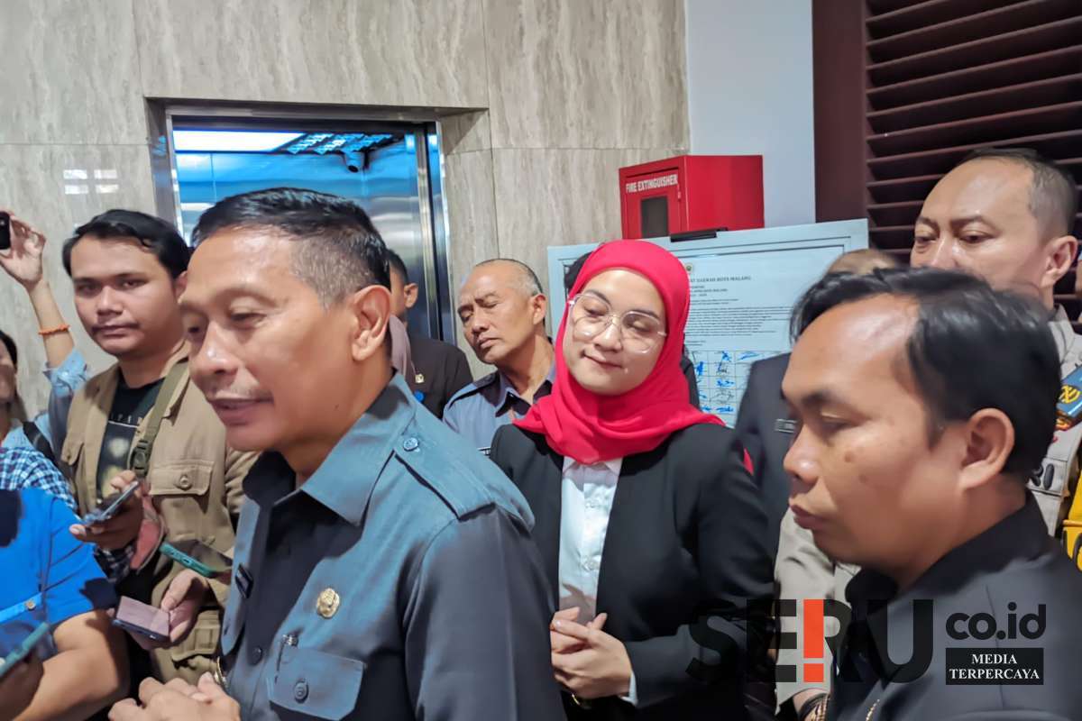 Wali Kota Malang, Wakil Wali Kota Malang dan Ketua DPRD Kota Malang, usai mengikuti rapat paripurna. (ws13) - Tanggapi Empat Ranperda, Wali Kota Malang: Perubahan Bersifat Penyesuaian Regulasi Berlaku