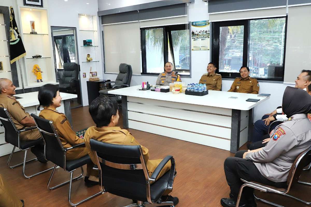 Wali Kota Malang berdiskusi dengan Kapolresta Malang Kota dan jajaran. (ist) - Polresta Malang Kota Jadi Jujugan Pertama Silaturami Wali Kota Malang ke Forkopimda