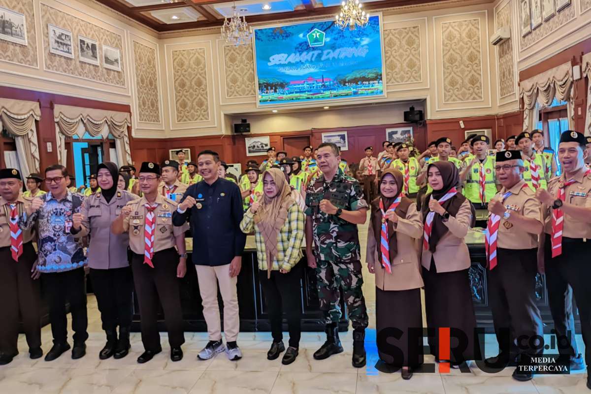 Wali Kota Malang berfoto bersama Satgas Karya Bakti Pramuka untuk siap bertugas. (ws13) - Dilepas Wali Kota Malang, Satgas Karya Bakti Pramuka Siap Bantu Pengamanan Lebaran
