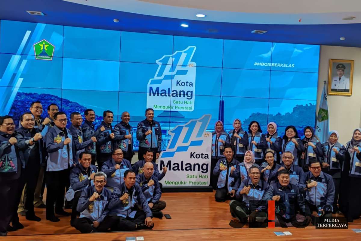 Wali Kota Malang bersama jajaran Pemkot secara resmi telah melaunching logo HUT ke-111 Kota Malang. (ws13) - Pemkot Launching Logo HUT ke-111 Kota Malang Satu Hati Mengukir Prestasi