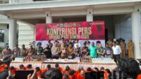 Wali Kota Malang beserta jajaran Pemkot Malang dan Polresta Malang Kota menunjukkan barang bukti dan tersangka yang terjaring Operasi Pekat Semeru 2025. (ws13) - Wali Kota Malang Apresiasi Operasi Pekat Semeru 2025, Polresta Makota Ungkap 41 Kasus 53 Tersangka