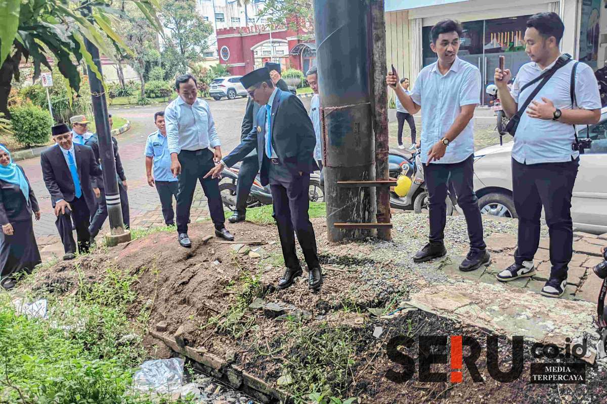 Wali Kota Malang beserta jajaran menemukan banyak titik buntu penyebab banjir di kawasan Suhat. (ws13) - Pembangunan Drainase Suhat Dimulai April, Wali Kota Malang Tampik Penebangan 147 Pohon