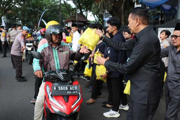 Forkopimda Bagikan 2.000 Paket Sembako Bareng Mahasiswa, Wali Kota Malang: Pentingnya Kepedulian