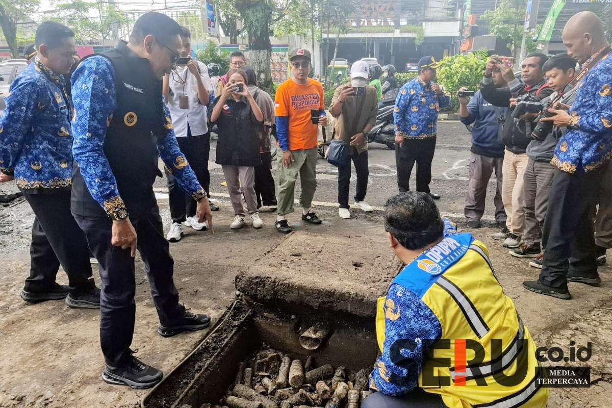 Wali Kota Malang menemukan banyaknya sampah botol plastik yang menyumbat saluran drainase di kawasan Suhat. (ws13) - Normalisasi Drainase Suhat, Pemkot Malang Tertibkan Bangunan Liar Solusi Penebangan Pohon