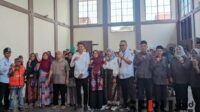 Wali Kota Malang mengapresiasi BKM Wargo Mulyo dalam kegiatan pemberian bantuan warga prasejahtera. (ws13) - Wali Kota Malang Apresiasi Tekad BKM Wargo Mulyo Bantu Sejahterakan Warga