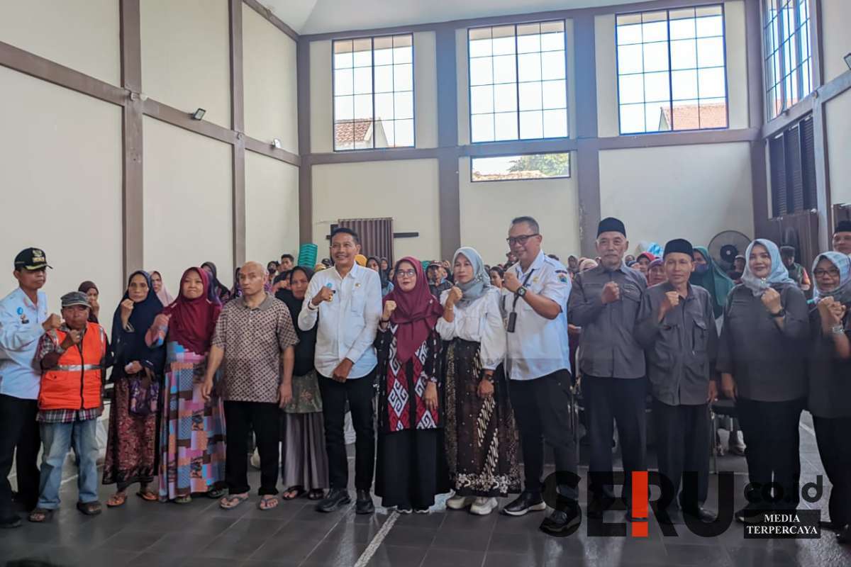 Wali Kota Malang mengapresiasi BKM Wargo Mulyo dalam kegiatan pemberian bantuan warga prasejahtera. (ws13) - Wali Kota Malang Apresiasi Tekad BKM Wargo Mulyo Bantu Sejahterakan Warga