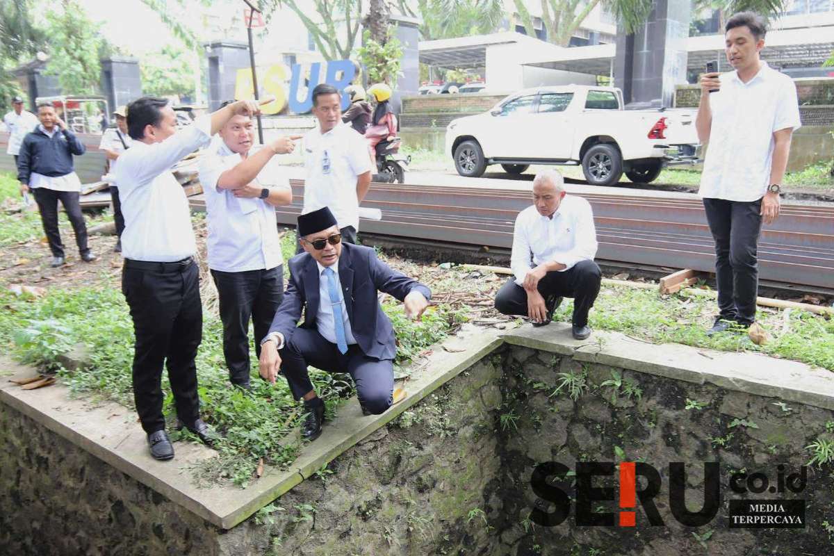 Wali Kota Malang meninjau rencana lokasi pembangunan drainase Suhat. (ws13) - Pembangunan Drainase Suhat Dimulai April, Wali Kota Malang Tampik Penebangan 147 Pohon